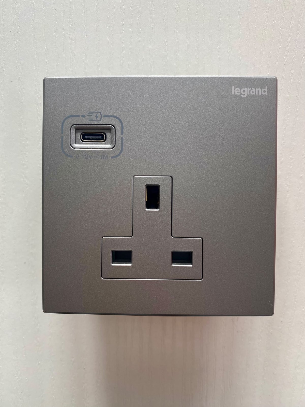 K8 暗銀色 單位13A插座面板連USB Type-C