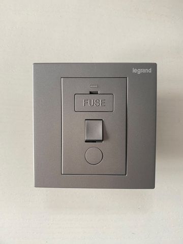 K8 暗銀色 單位13A帶掣接線蘇面板（菲士蘇）