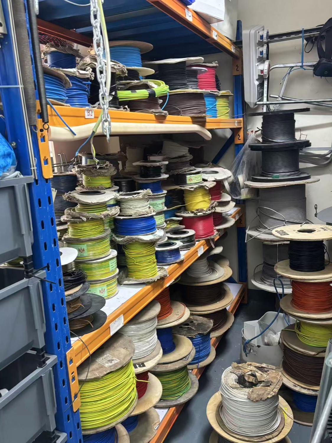 全立電器工程公司分類存放不同規格及顏色電線的實景